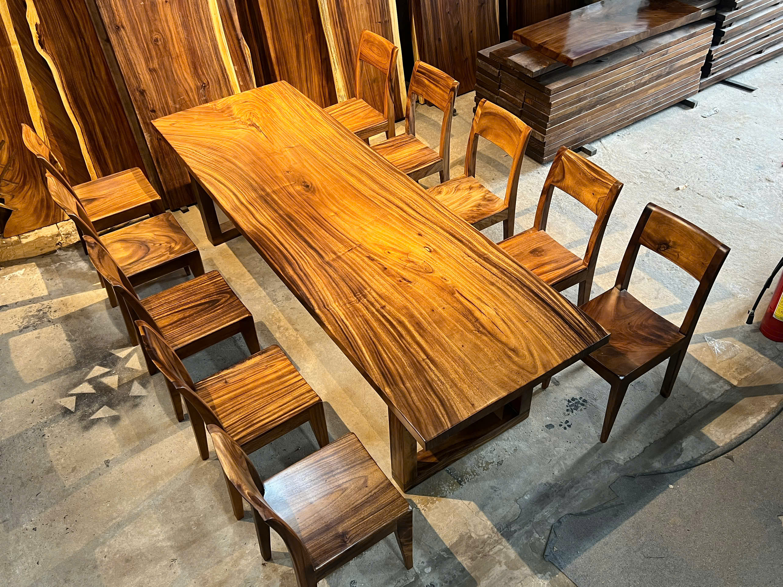 BÀN HỌP GỖ ME TÂY NGUYÊN TẤM DÀI 2M65 – PHONG CÁCH MỘC SANG