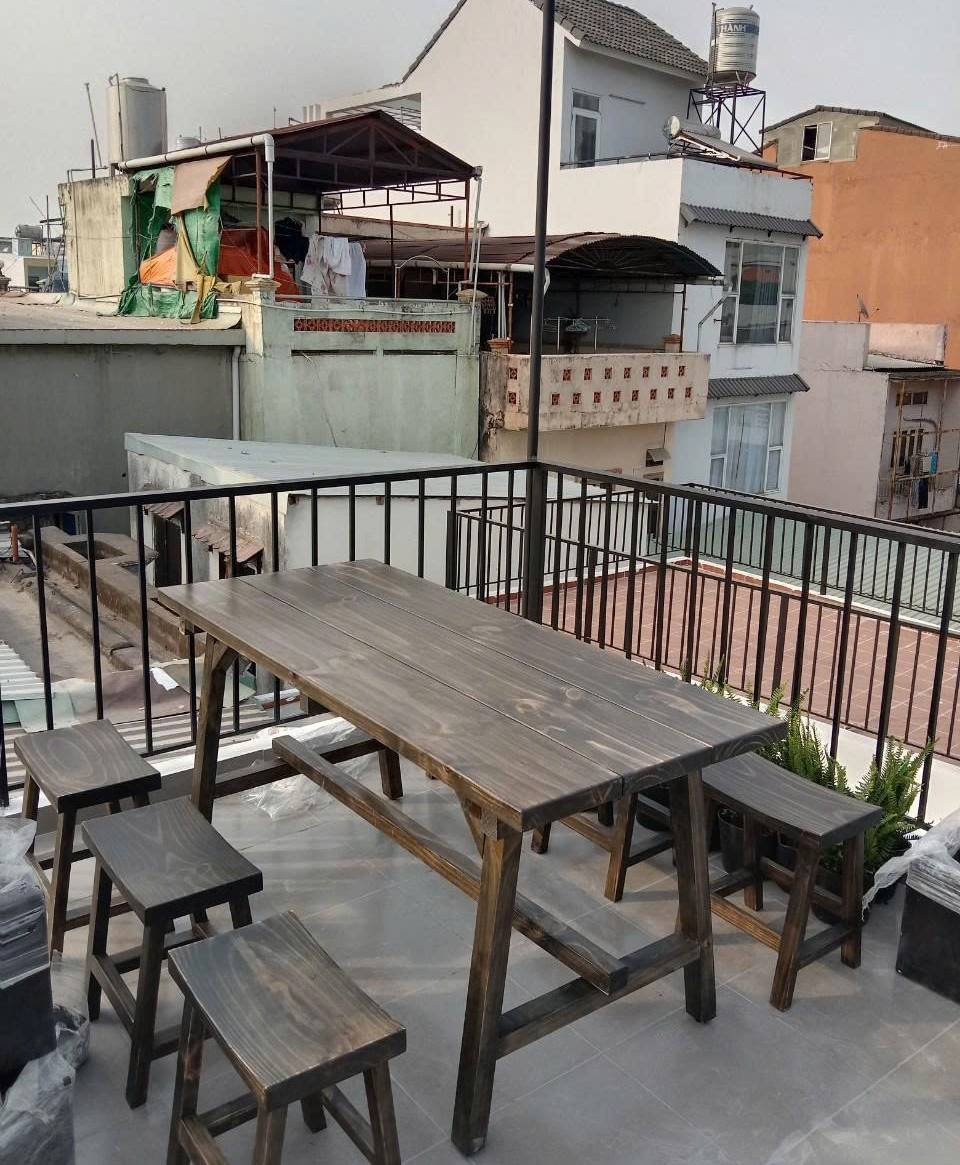 Bộ bàn quán nhậu gỗ thông 1m6 – Lựa chọn bền đẹp cho không gian quán của bạn