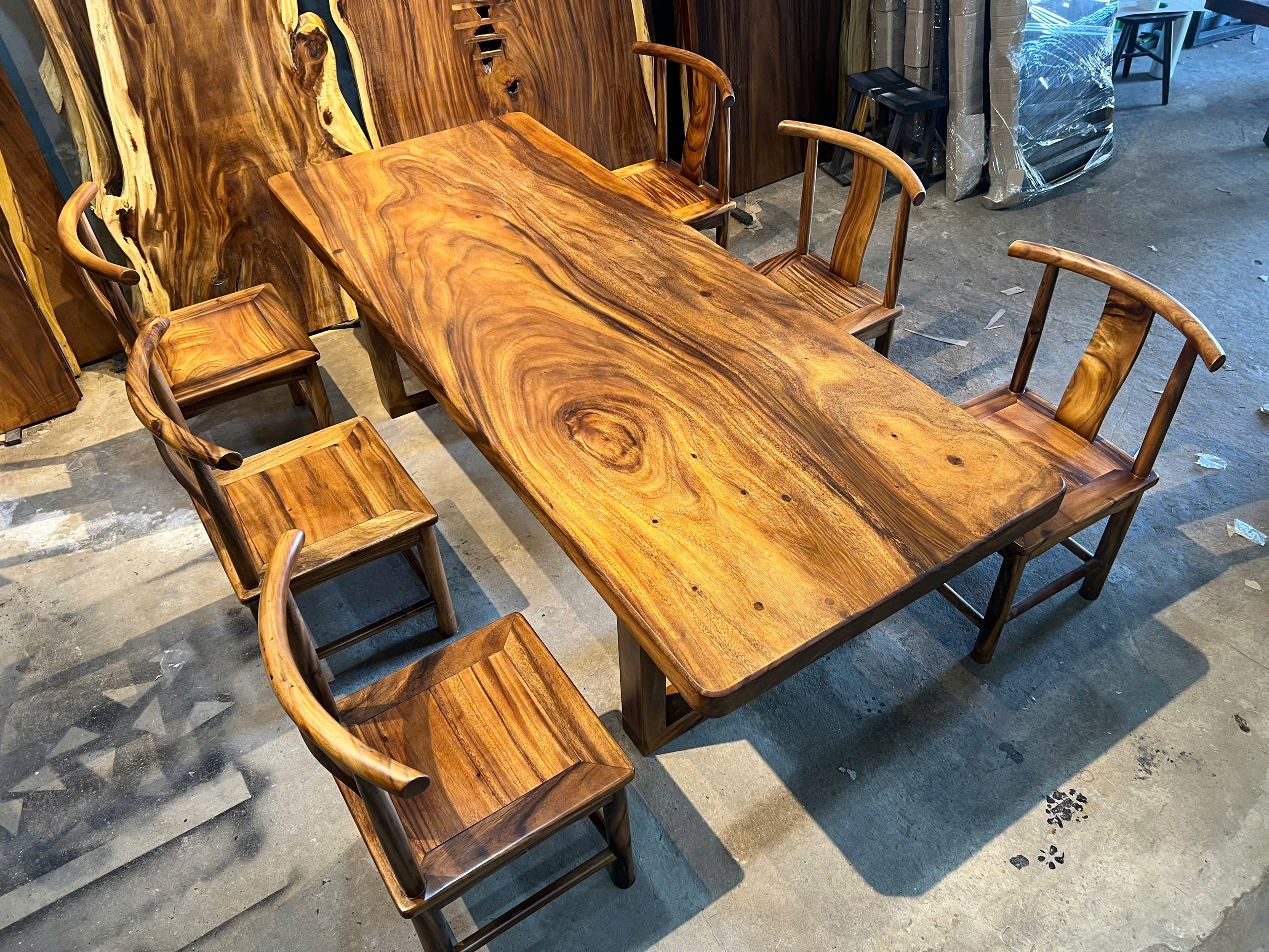 Bàn Gỗ Me Tây Nguyên Tấm Dài 2m3 – Vân Gỗ Đẹp, Bền Chắc, Giá Tốt